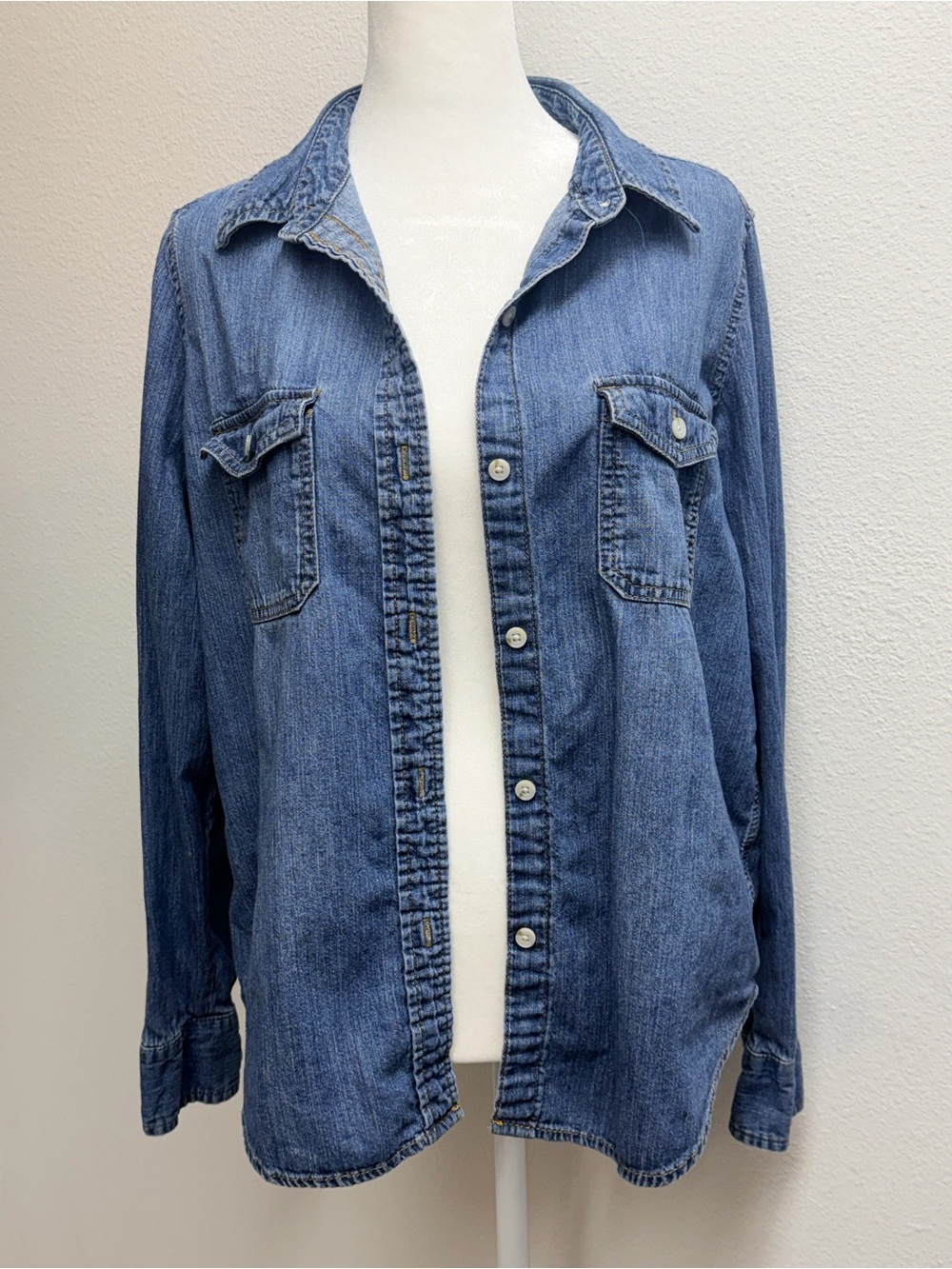 Universal Thread Womens Light Blue Denim Button-Down Shirt size medium